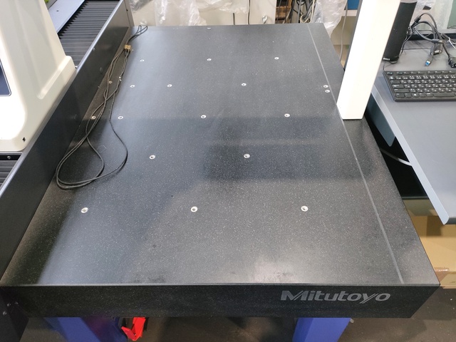 ミツトヨ Crysta-Plus M574 三次元測定機