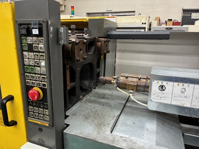 ファナック S-2000i30A 30T射出成形機
