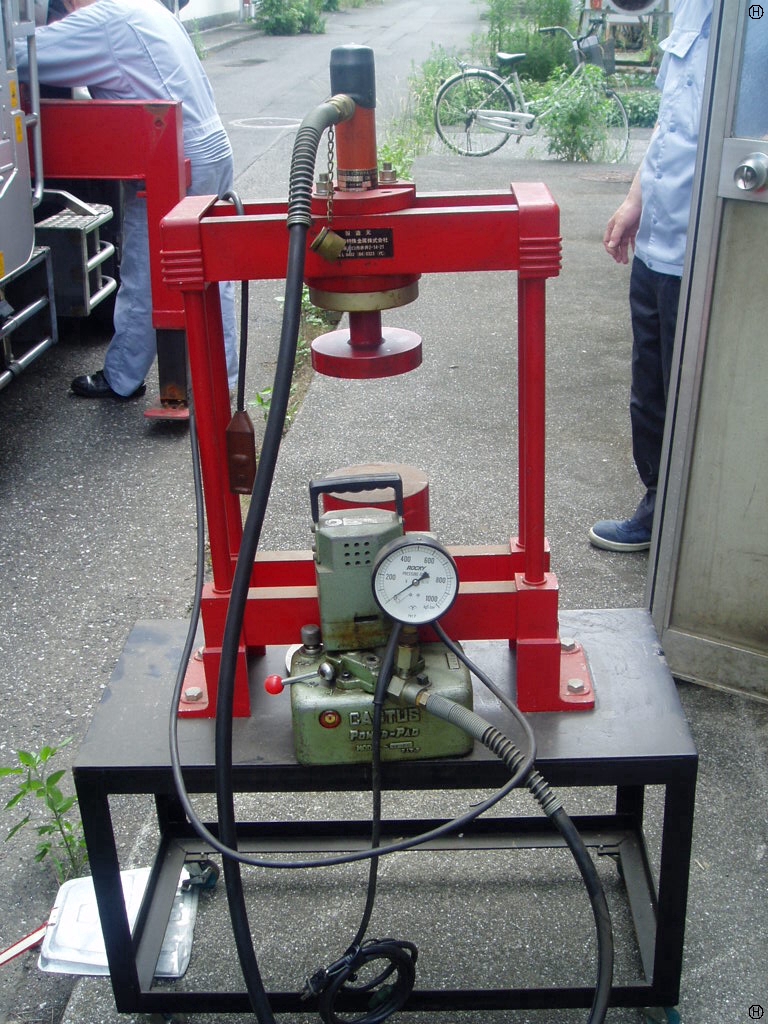 特殊金属 油圧パンチング検査器