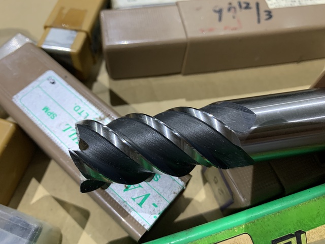 各種 様々なメーカーやサイズがあります。 エンドミル1山