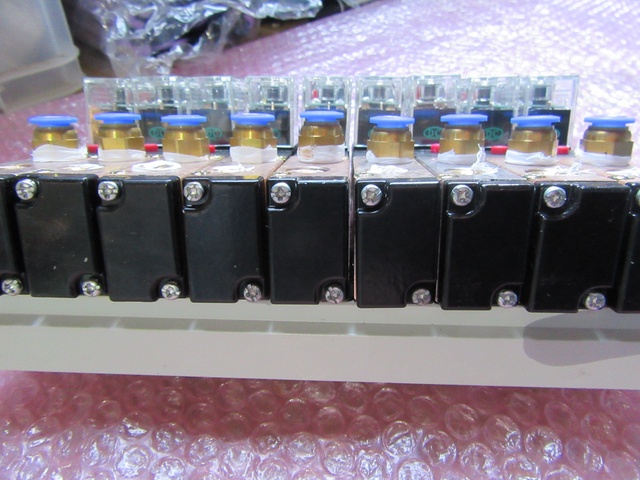 AKS 4V210-08 電気電磁弁