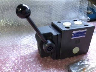 油研工業 DMT-03-2D10B-5006 手動切換弁