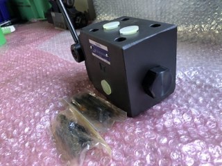 油研工業 DMT-03-2D10B-5006 手動切換弁