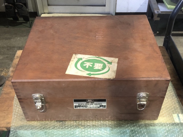大昭和精機 BIG W470xD385xH200(mm) クイックチェンジホルダーの箱