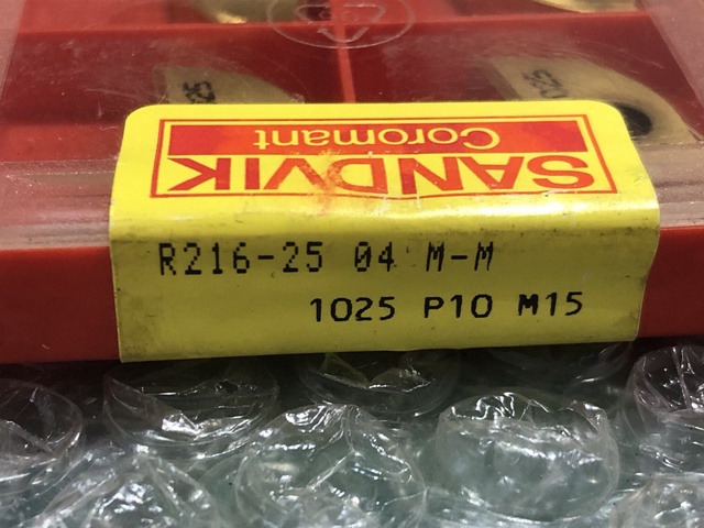 SANDVIK R216-25 04 M-M 1025 P10 M15 チップ