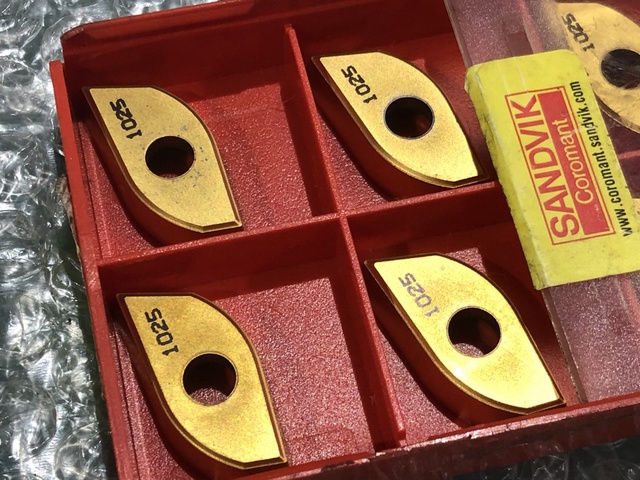 SANDVIK R216-30 06 M-M 1025 P10 M15 チップ