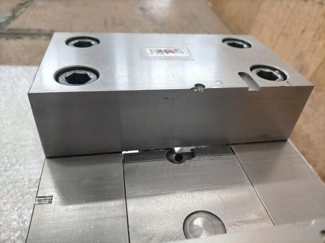 安田工業 YPV-180 バイス