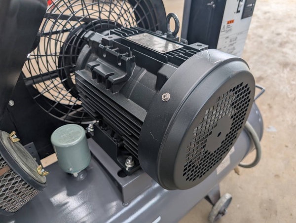 アネスト岩田 TFP37FC-10 3.7kwコンプレッサー