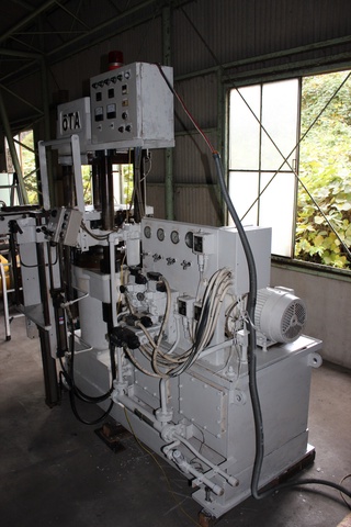 太田製作所 150Tプレス ゴム成形プレス