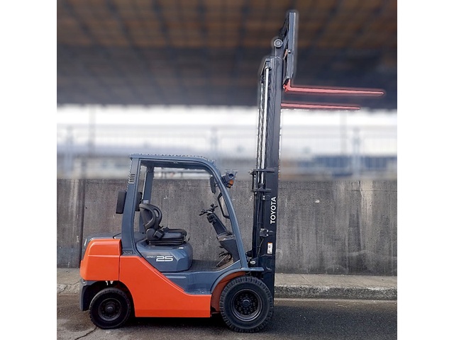 トヨタL&F 02-8FGL25 2.5Tガソリンフォークリフト