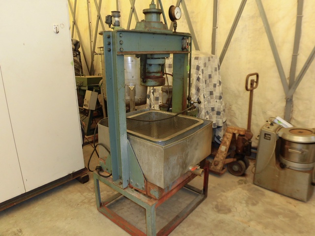  - 縦型油圧式圧搾機